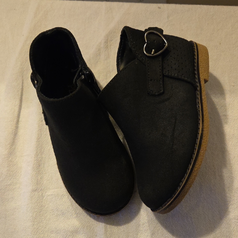 Stylish Black Kids Shoes with Heart Buckle Size 7